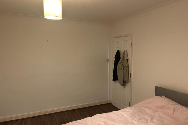Room to rent in Esher Road, East Molesey
