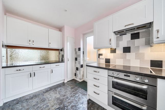 40, Hilland Rise, Headley photo 3
