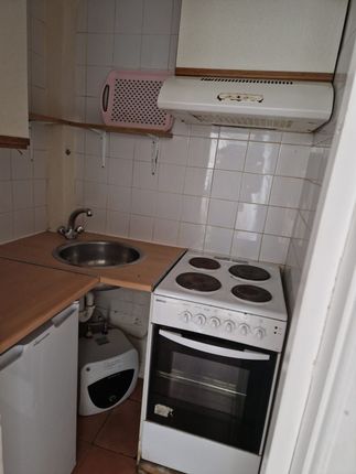 Studio to rent in Flat, Guildford House, - Guildford Street, Luton