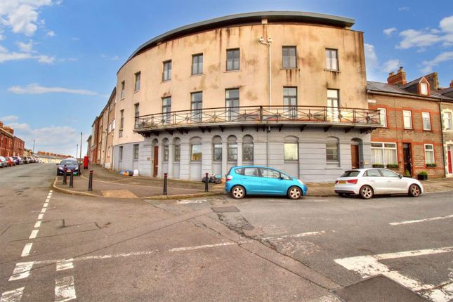 Flat to rent in Queens Road, Penarth CF64