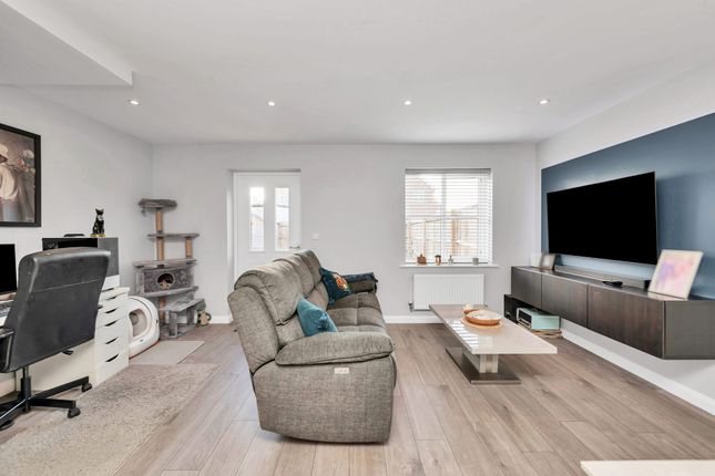 4 Poppy Crescent, Royston photo 4
