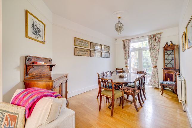 26 Howgate Road, London photo 4