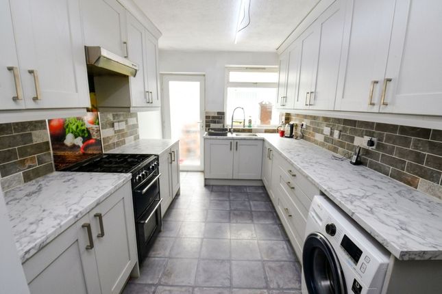 32 Johnson Close, Leigh photo 2