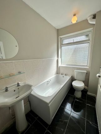 Maisonette to rent in Essex Road, Weymouth