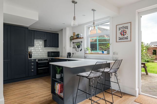 32 Stratton Road, Swindon photo 2