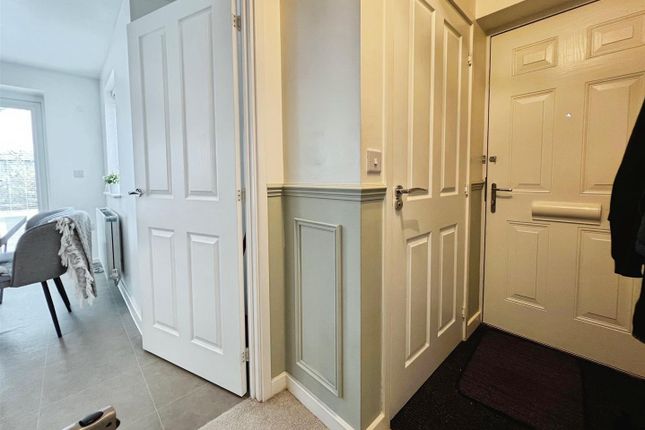 32, Poplars Park Avenue, Bradford photo 2