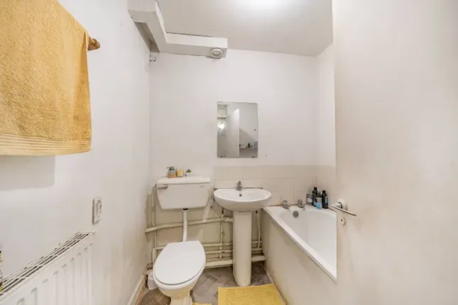 42, Weatherley Close, London photo 4