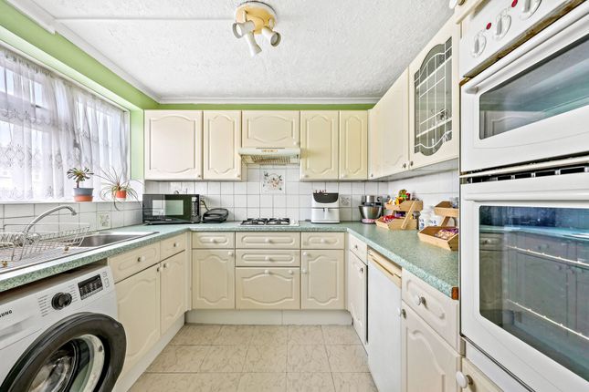 88 Navarre Gardens, Romford photo 4