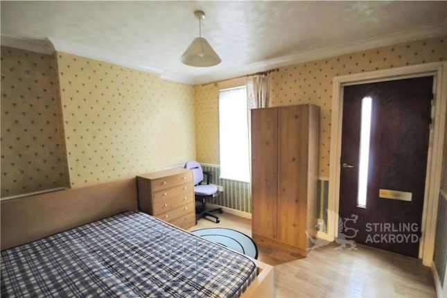 147, Walnut Tree Close, Surrey photo 4