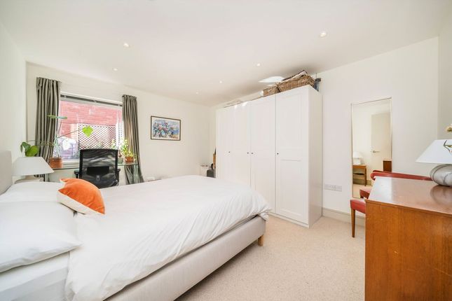 Flat 2, 15A, High Street, Weybridge photo 4