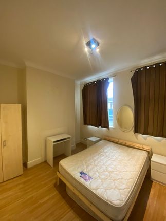 24, Parade mansions, London photo 4