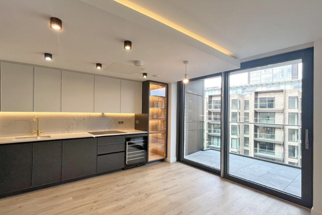 Flat to rent in Apartment, Carrara Tower, Bollinder Place, London