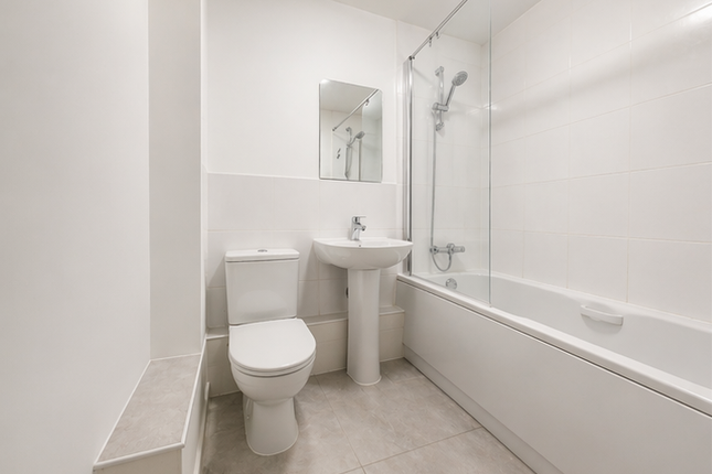118 Hudson Way, London photo 2
