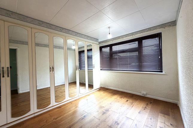8, Cherrydown Walk, Romford photo 3