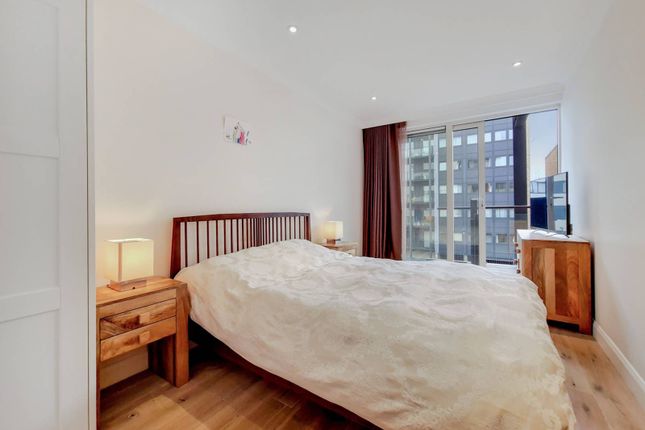 Flat to rent in Boardwalk Place, Canary Wharf, London