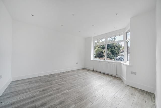 3, Oak Gardens, Edgware photo 4