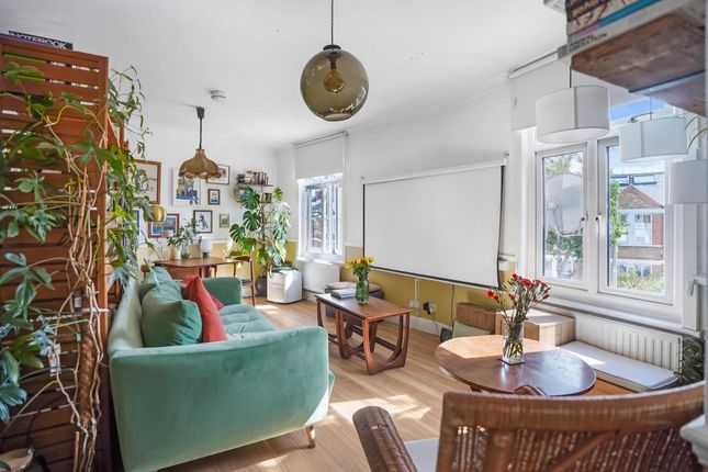 Flat 13 Mantle Court, 209-211, Mantle Road, London photo 3