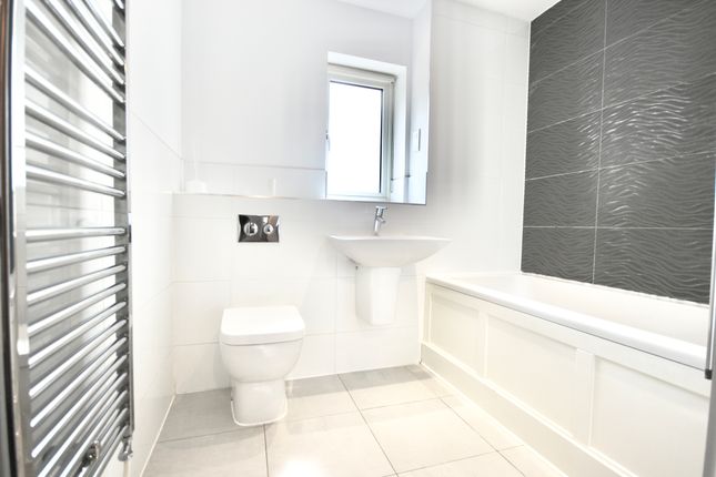 Flat to rent in Guardhouse Way, London