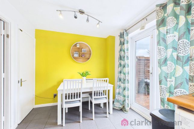7, Heathcote Gardens, Harlow photo 4