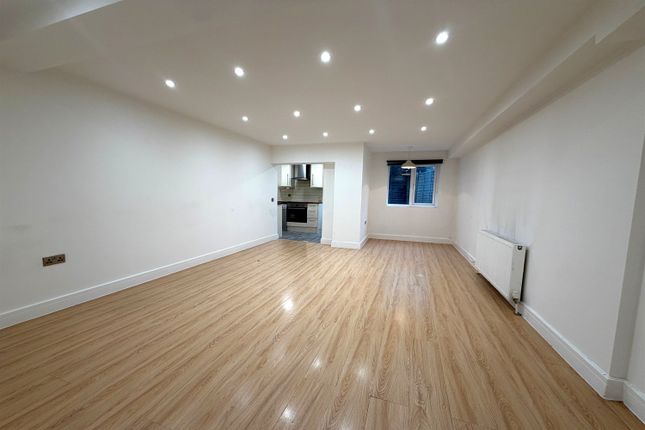 Flat 1, 33 Mountgrove Road, London photo 4