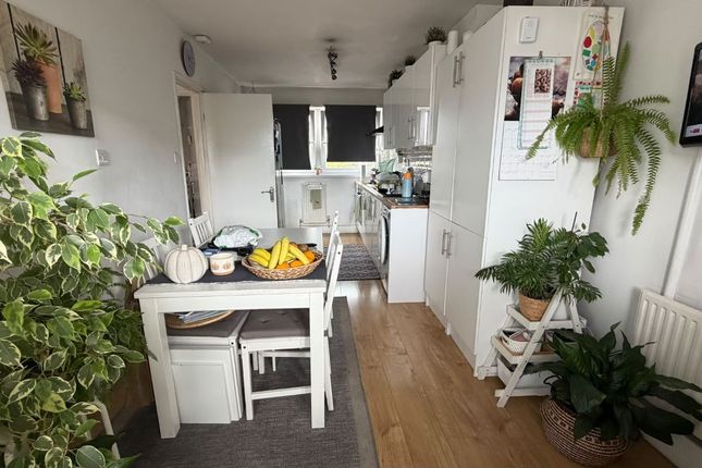 Flat 15 Cobden Court, Byron Close, Greenwich, London, SE28 8AG photo 4