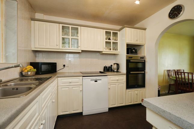 30, Thorndene Way, BRADFORD photo 4