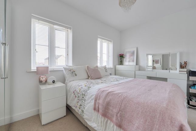 1 Lotus Close, Chigwell photo 3