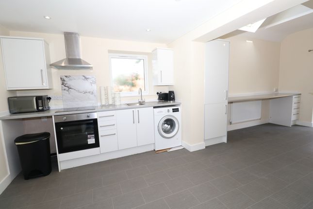 Room 1, 1A Russet Close, Crewe, Cheshire photo 2
