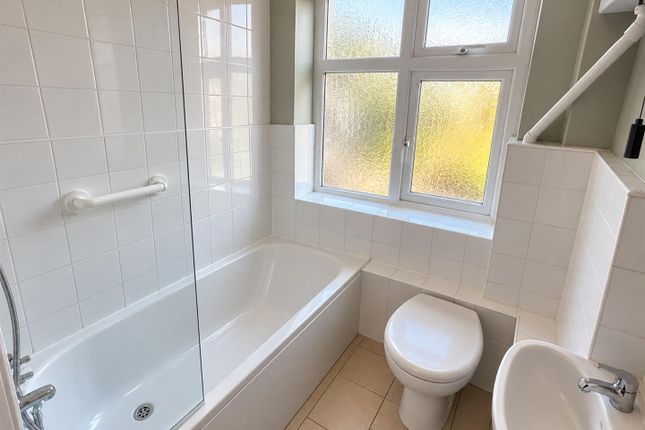 Lyndhurst Gardens, Enfield photo 5