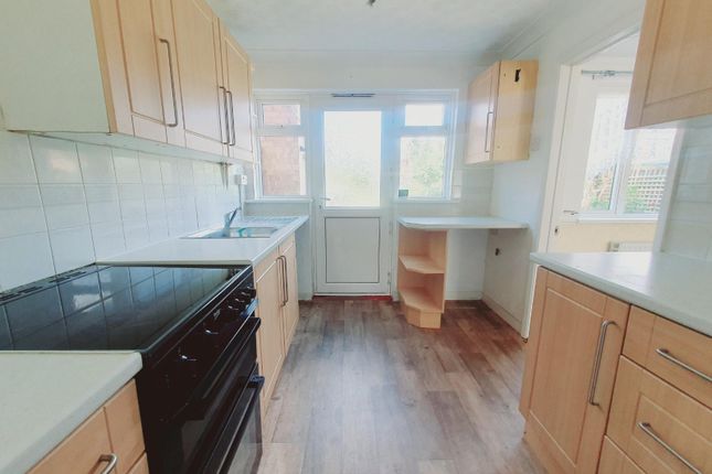 29, Winchfield Crescent, Havant photo 2