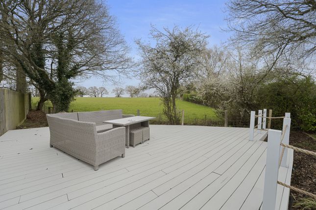 9, Chequers Green, Ashford photo 2
