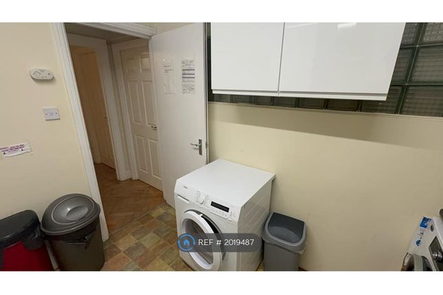 Room to rent in Wendover Court, London