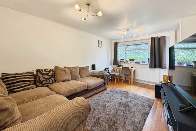 8, Elm Lane, Tongham photo 3