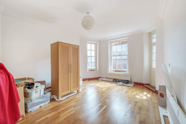 Flat for sale in St. Johns Wood Road, London