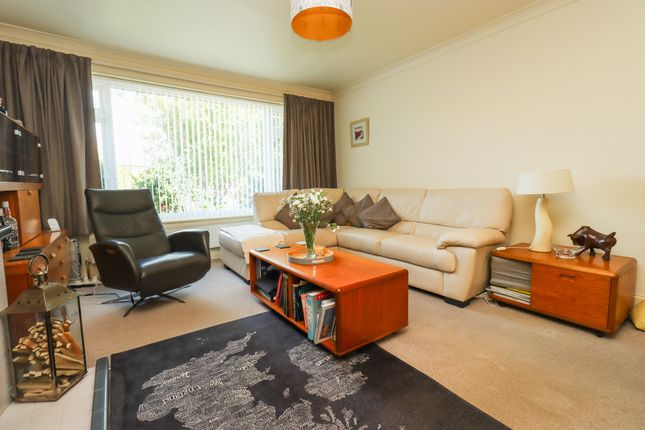 9, Lodge Gardens, Gristhorpe photo 4