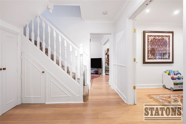 18, Courtleigh Avenue, Hertfordshire photo 3