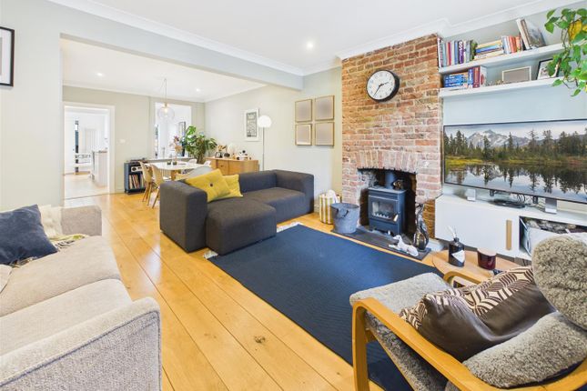 16, Spring Gardens, West Molesey photo 2