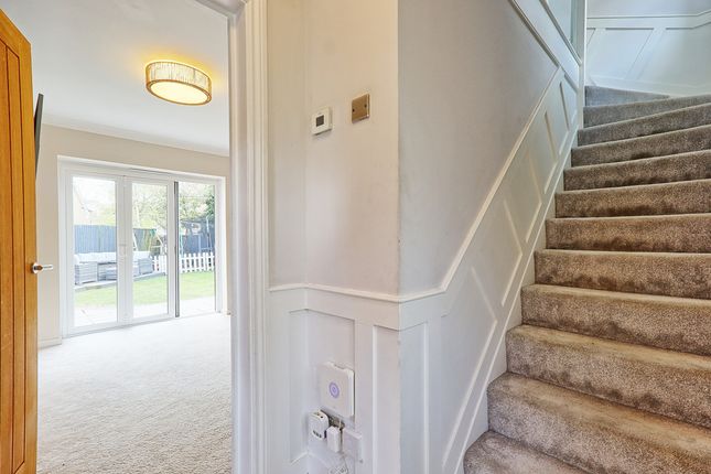8, Hazel Close, Basildon photo 3
