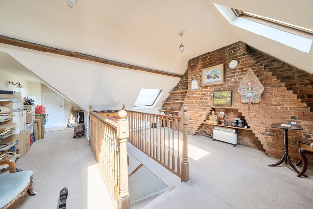 24, Swindon Road, Horsham photo 4