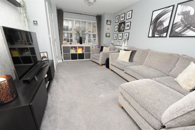 11, Hutton Hall Drive, Bradford photo 2