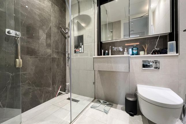 Flat to rent in Carrara Tower, 1 Bollinder Place, London