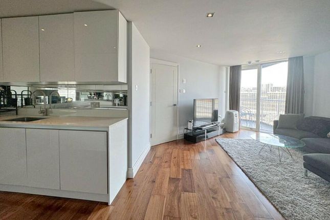 Flat 401, Bridge Place, London photo 3