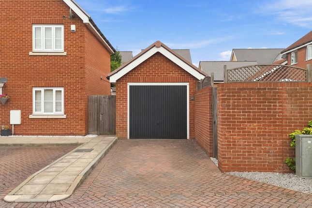 6, Roedean Crescent, Basildon photo 3