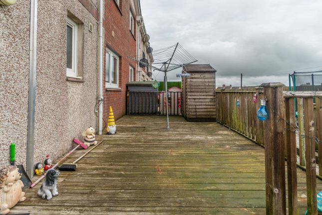 Flat for sale in Pipers Court, Shotts