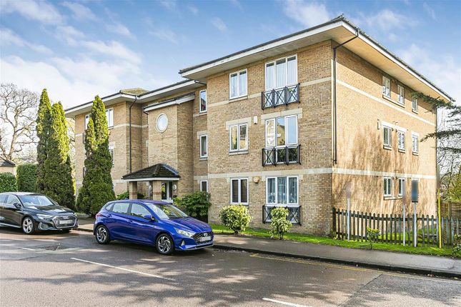 Flat for sale in Ribblesdale Avenue, London