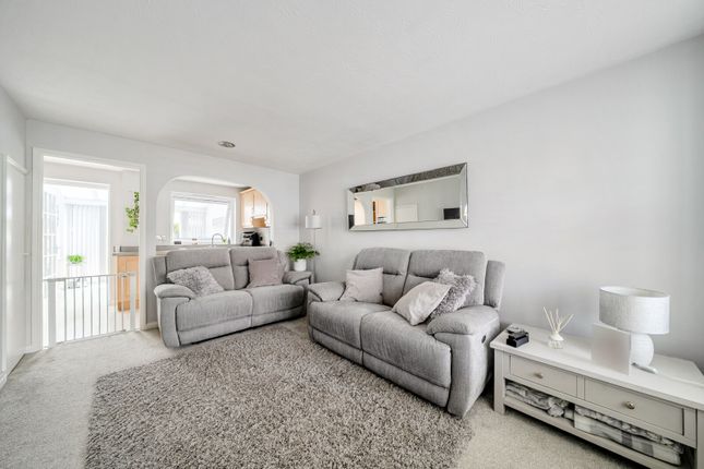 16, Vernon Close, Ottershaw photo 4
