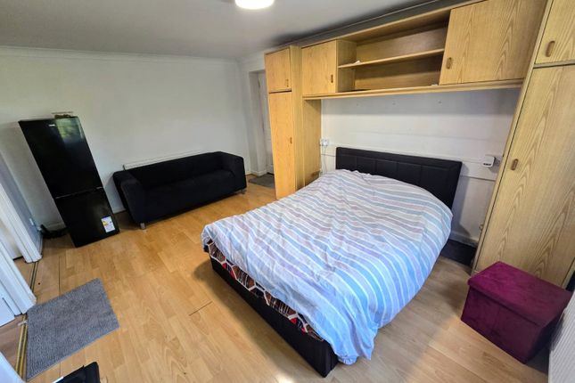 11, David Close, Greater London photo 2