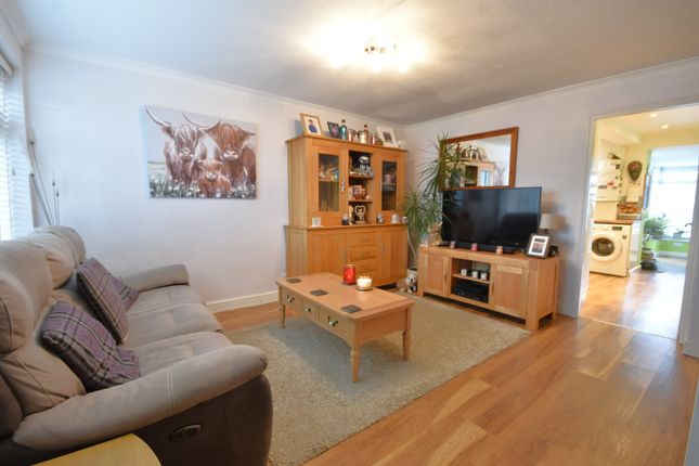 52, Avondale Close, Surrey photo 2