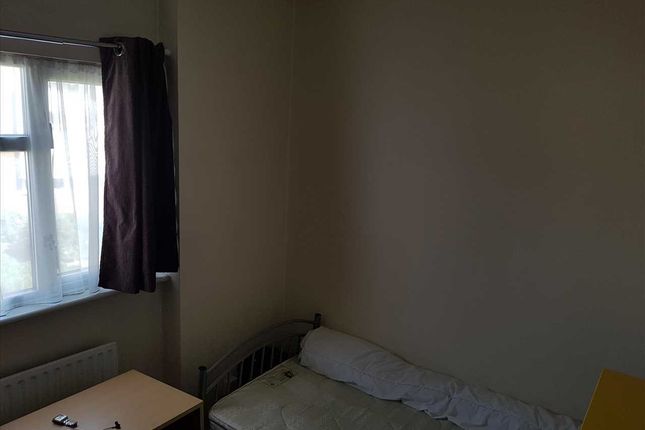 84, James Court, Colindale photo 5