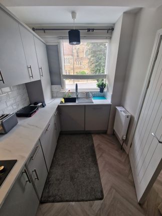 Room to rent in Leigham Court Road, London